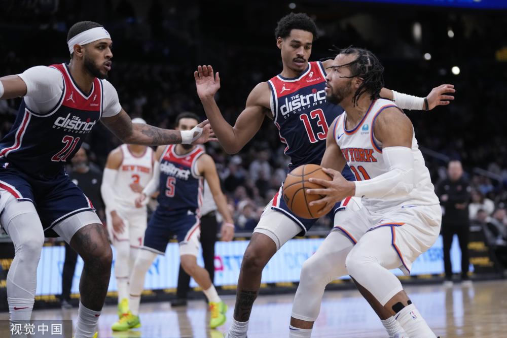 走光了，阿什利-扬接受采访时，背景中队友露出了半个屁股.